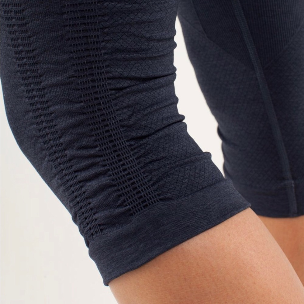 HOLD Lululemon In The Flow Inkwell Crop Leggings - Picture 3 of 8